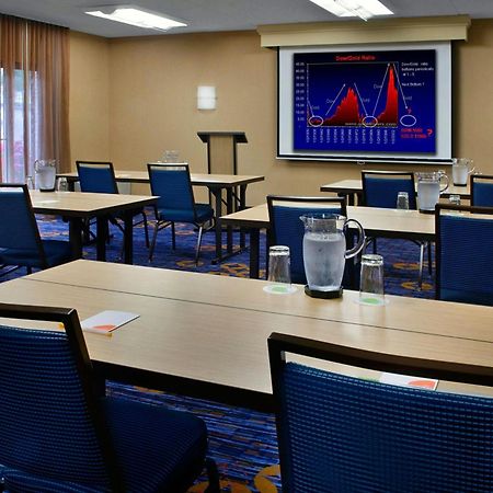 Отель Courtyard By Marriott Hartford Windsor Airport Экстерьер фото