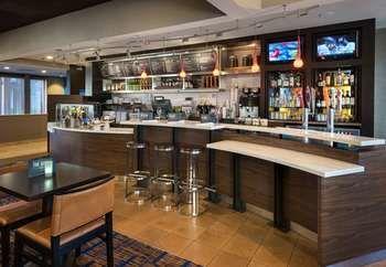 Отель Courtyard By Marriott Hartford Windsor Airport Экстерьер фото