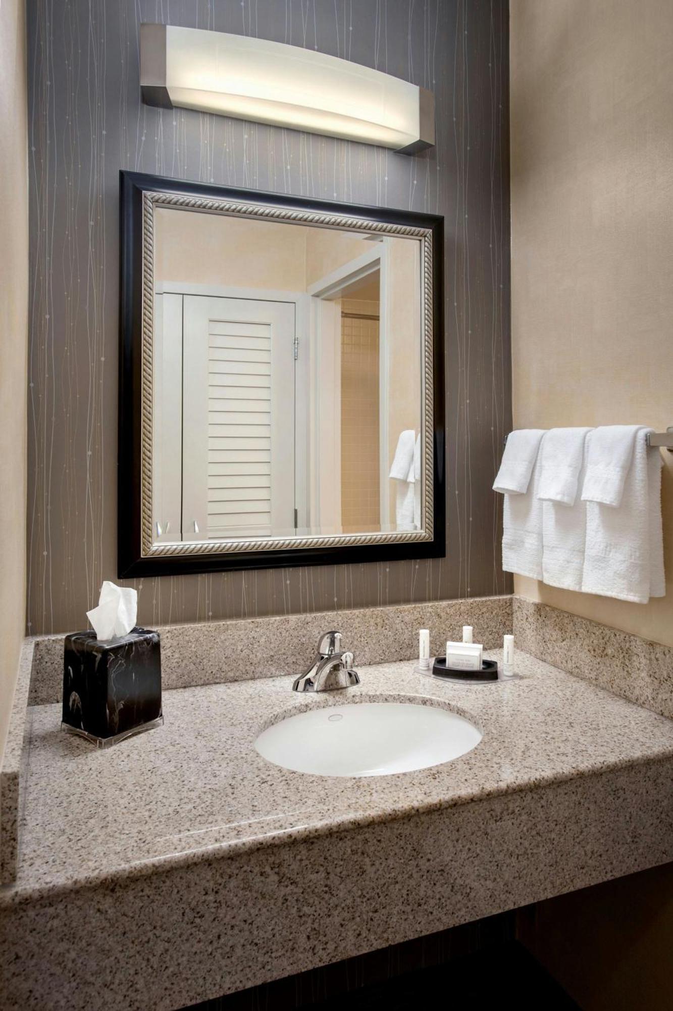 Отель Courtyard By Marriott Hartford Windsor Airport Экстерьер фото