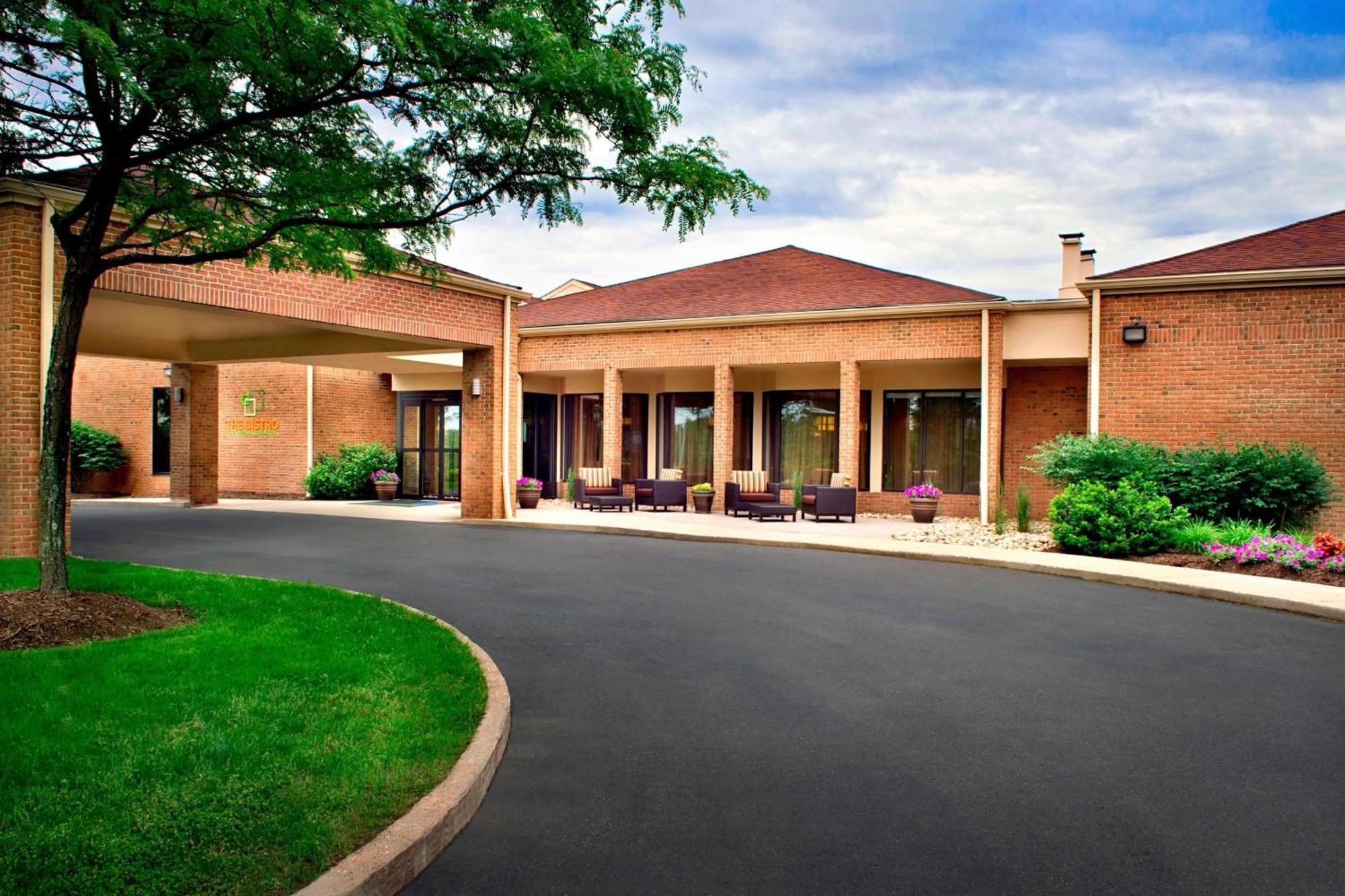 Отель Courtyard By Marriott Hartford Windsor Airport Экстерьер фото
