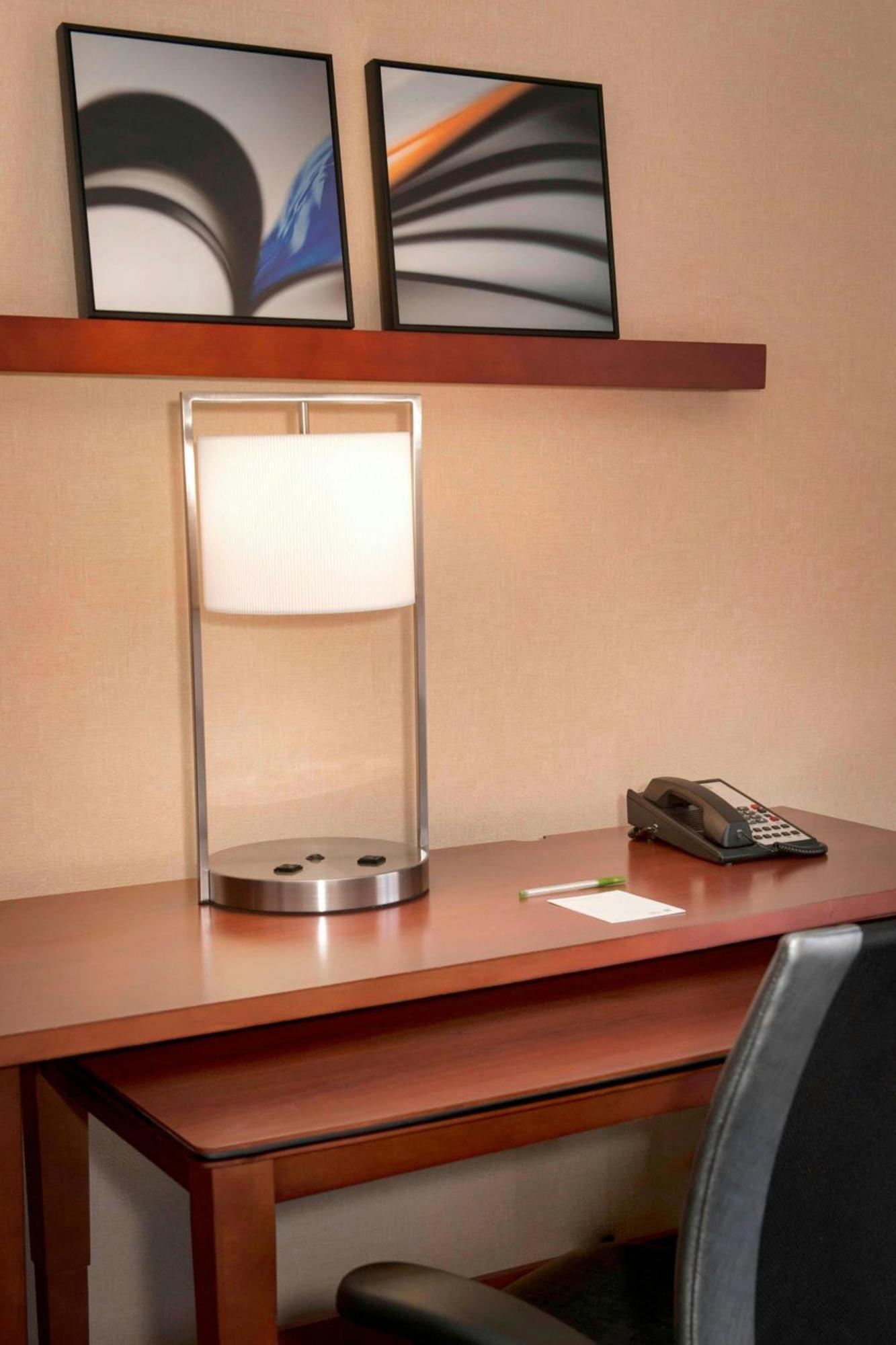 Отель Courtyard By Marriott Hartford Windsor Airport Экстерьер фото