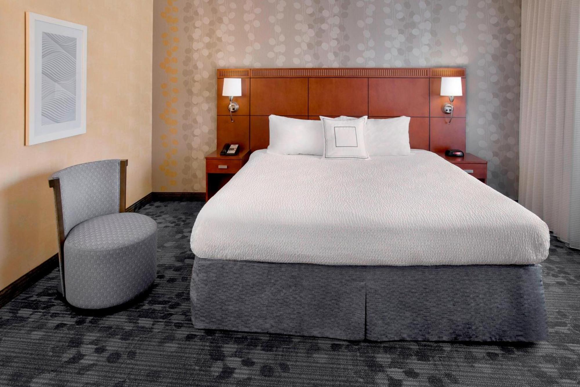 Отель Courtyard By Marriott Hartford Windsor Airport Экстерьер фото